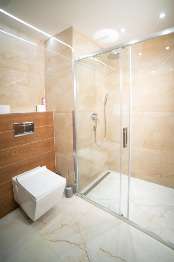 Lux Apartman V Hoteli Akvamarin เบเชนยอวา ภายนอก รูปภาพ