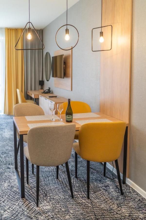 Lux Apartman V Hoteli Akvamarin เบเชนยอวา ภายนอก รูปภาพ